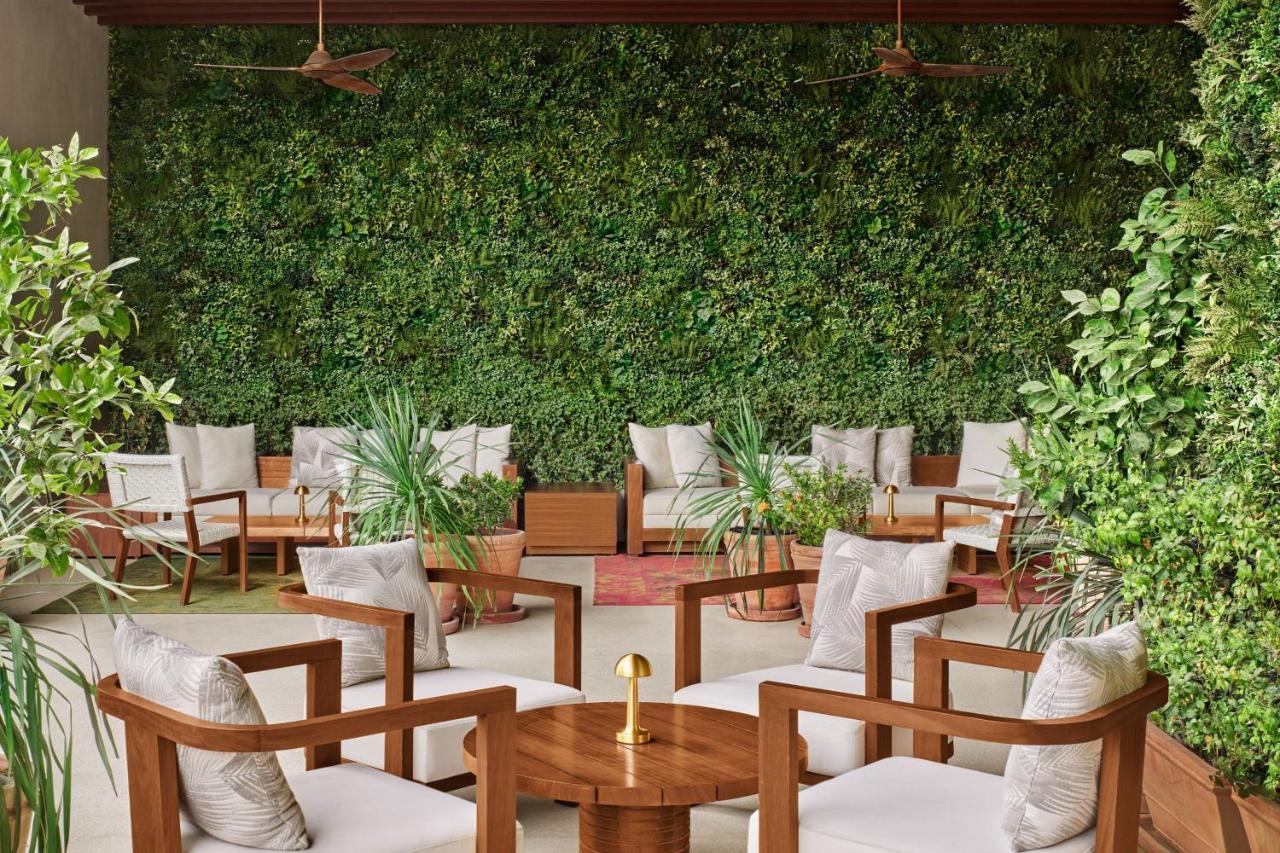 The Dubai Edition Экстерьер фото A green wall in a restaurant
