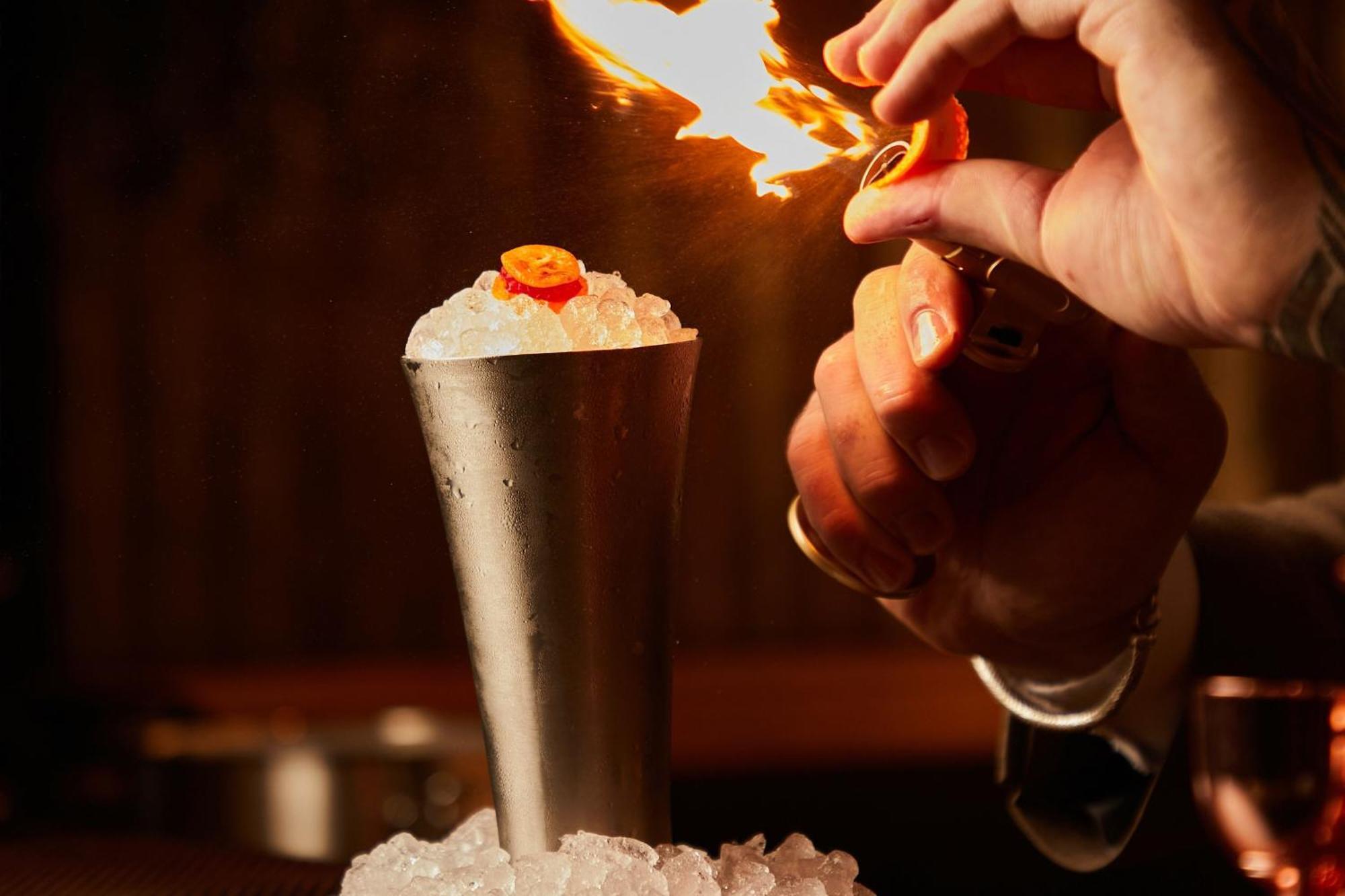 The Dubai Edition Экстерьер фото Flaming the cocktail