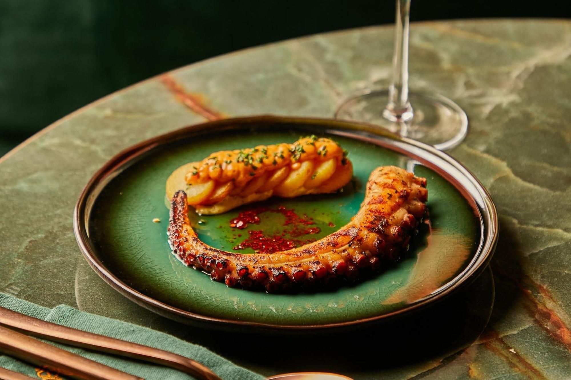 The Dubai Edition Экстерьер фото Octopus prepared in the Portuguese style