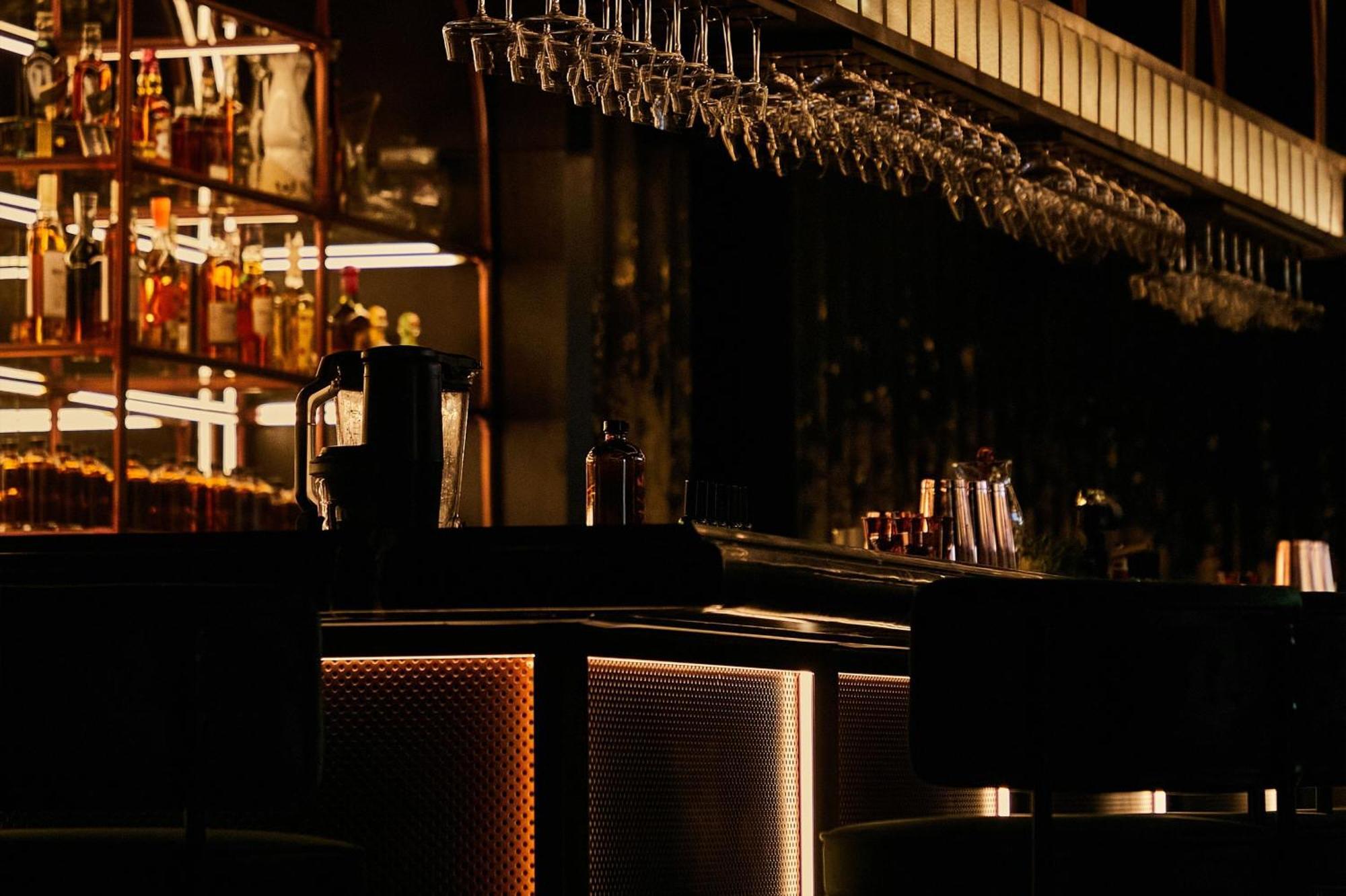 The Dubai Edition Экстерьер фото The bar at the London Edition
