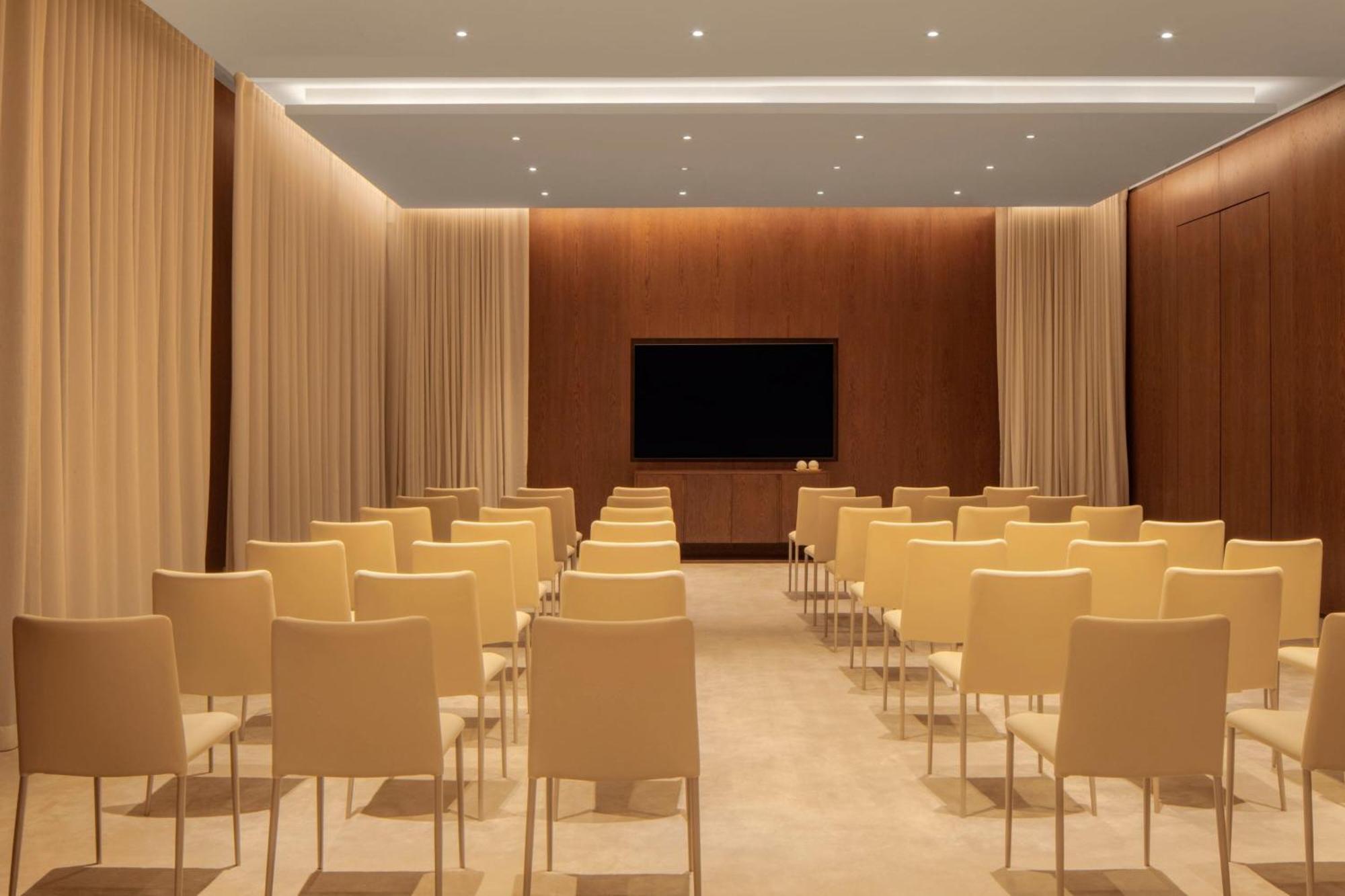 The Dubai Edition Экстерьер фото The meeting room