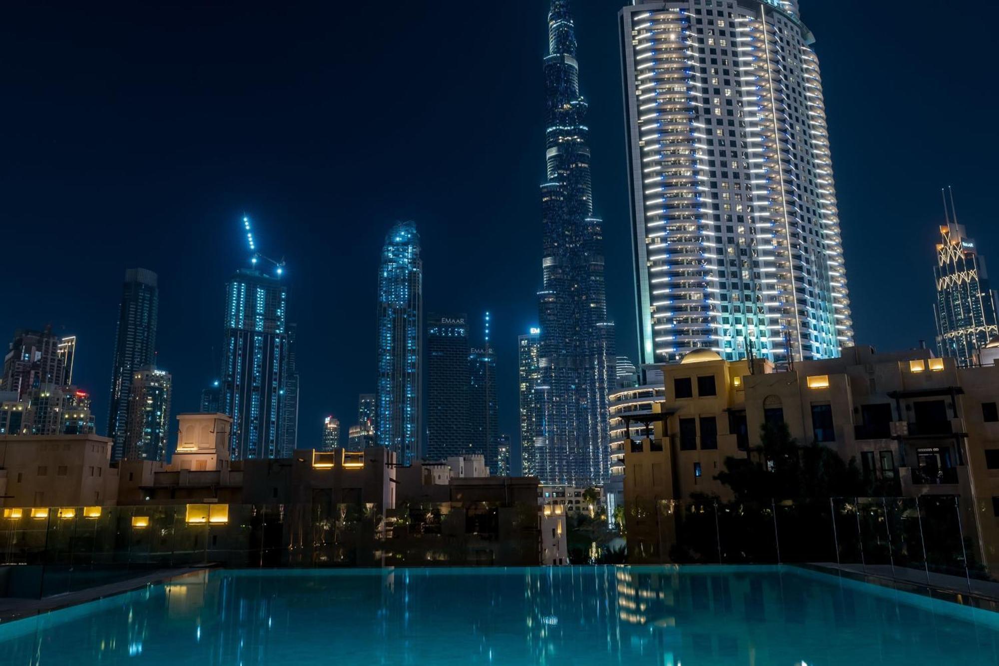 The Dubai Edition Экстерьер фото View of the complex at night