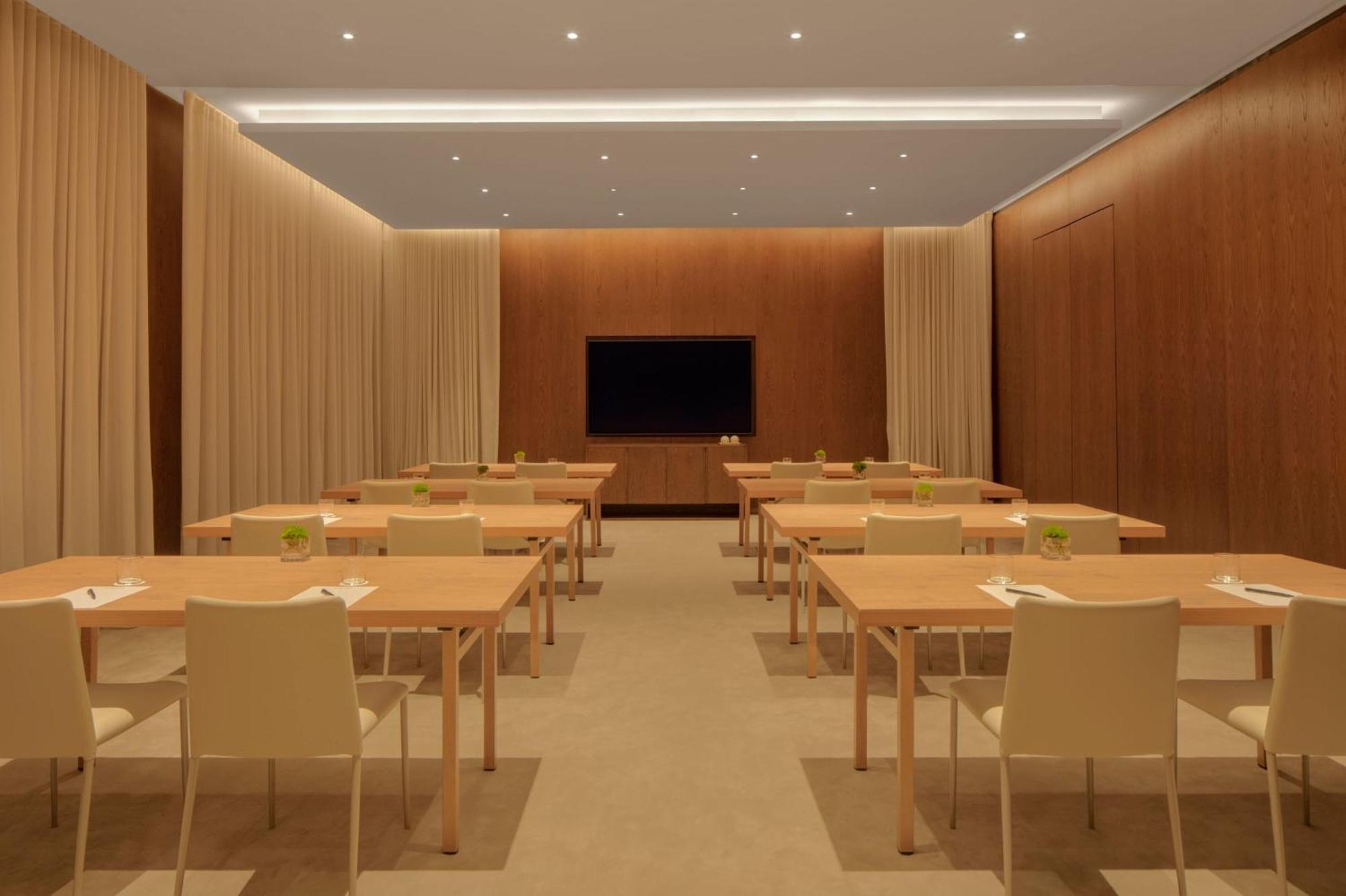 The Dubai Edition Экстерьер фото A meeting room