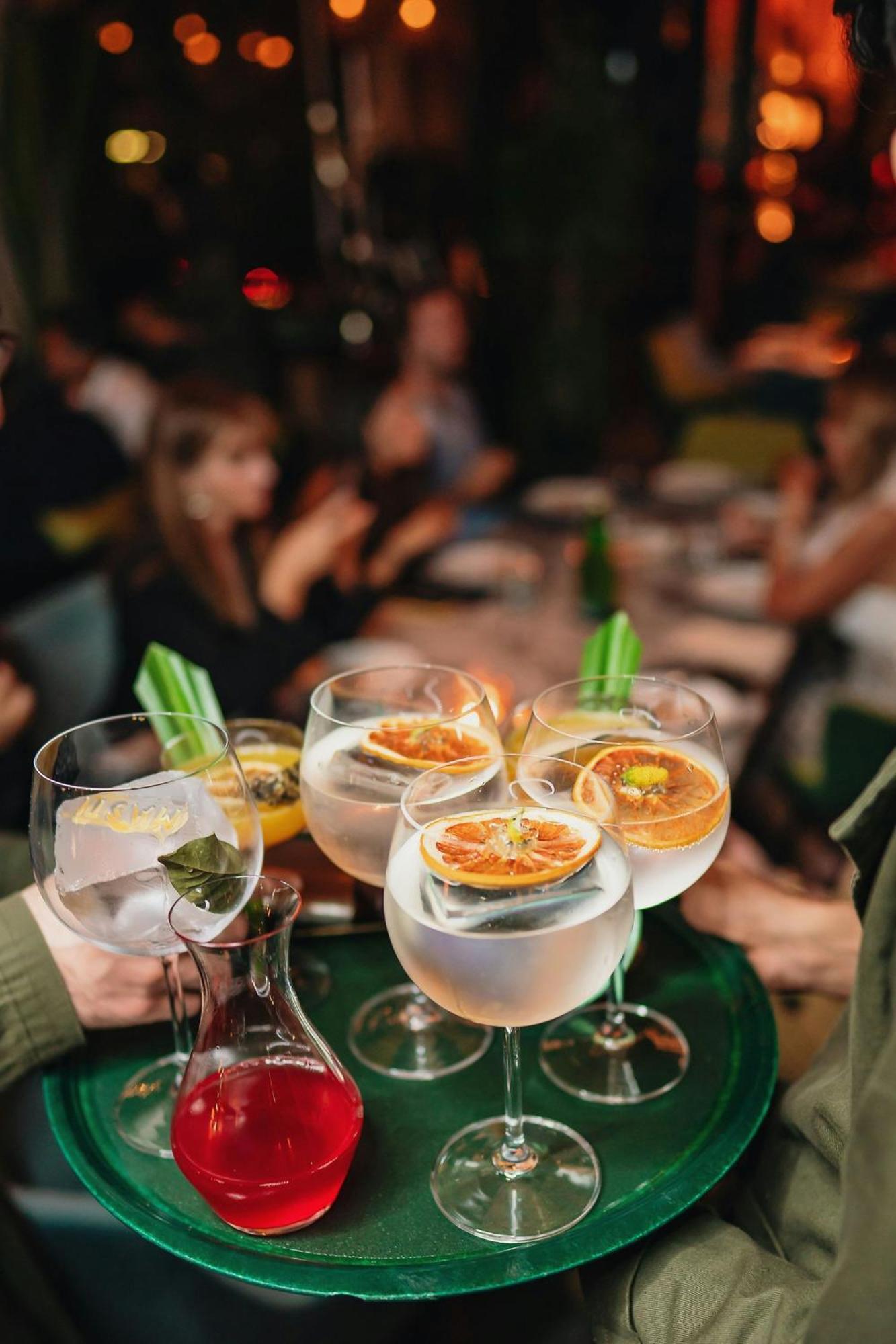 The Dubai Edition Экстерьер фото Gin and tonic