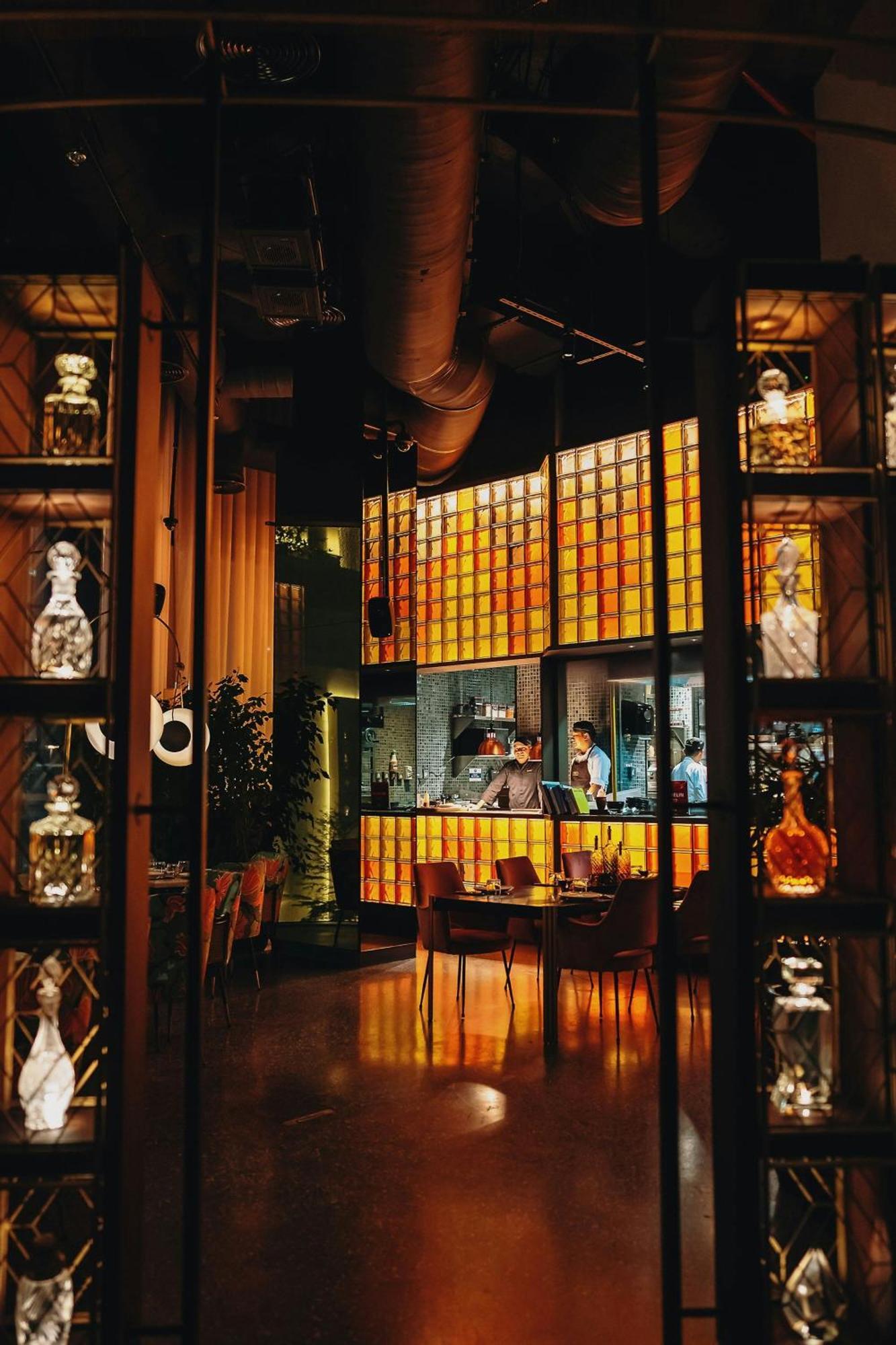 The Dubai Edition Экстерьер фото The bar at the restaurant