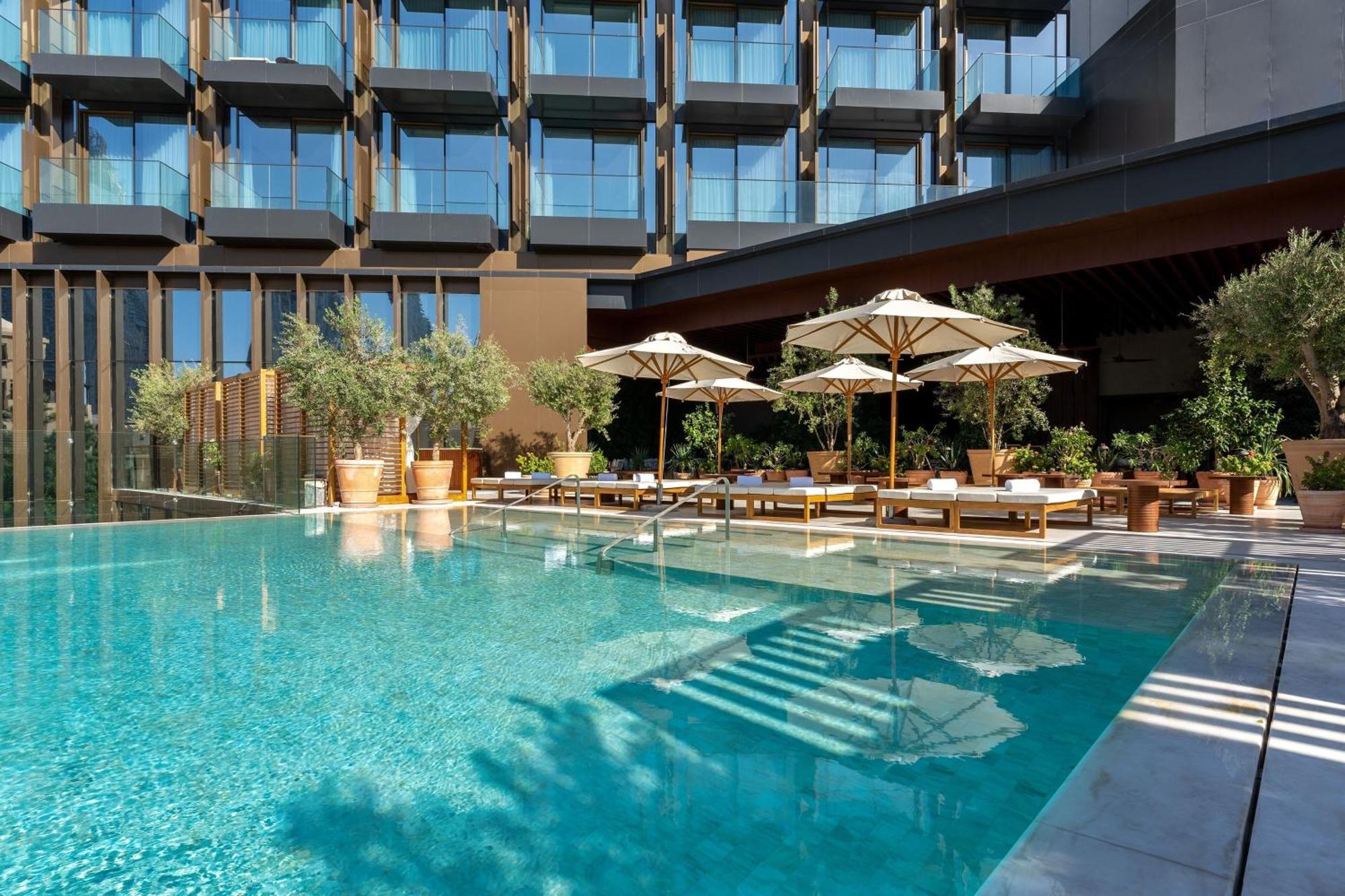 The Dubai Edition Экстерьер фото The hotel's pool
